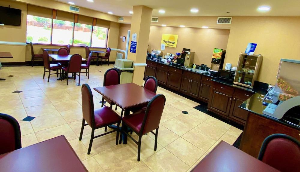 Days Inn & Suites By Wyndham Prattville-Montgomery Eksteriør bilde