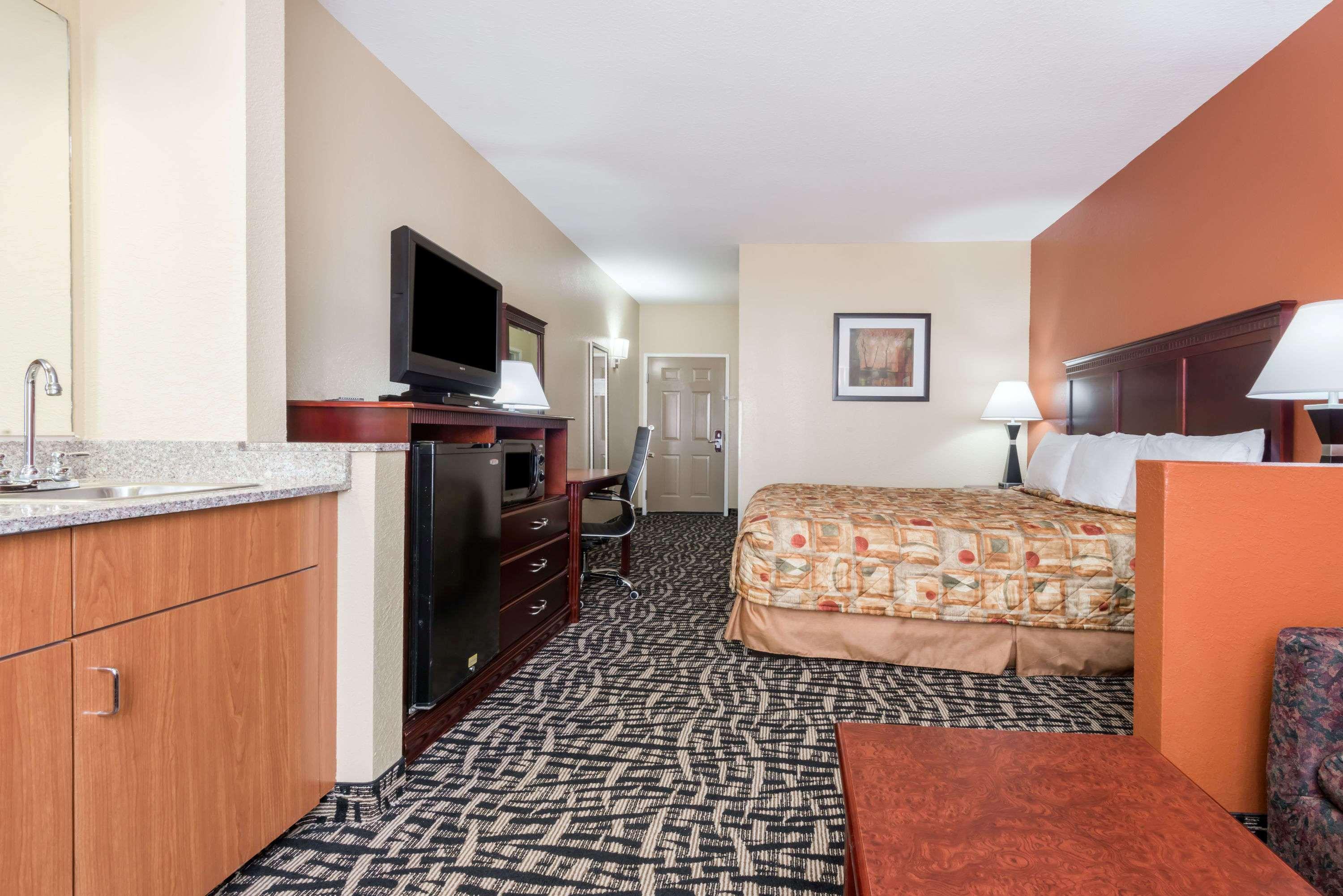 Days Inn & Suites By Wyndham Prattville-Montgomery Eksteriør bilde
